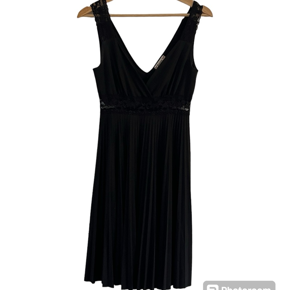 LBD Lace detailing, pleated skirt Size Small